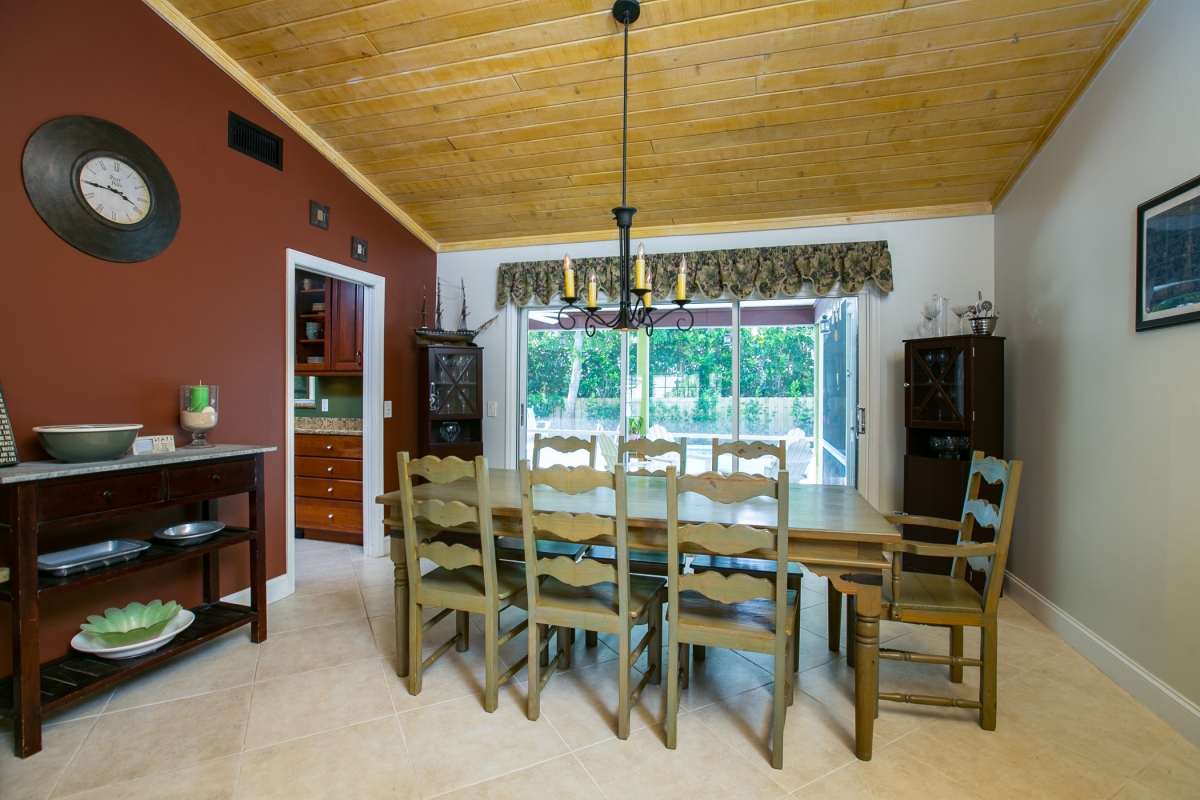 Dining room area leading to the kitchen 