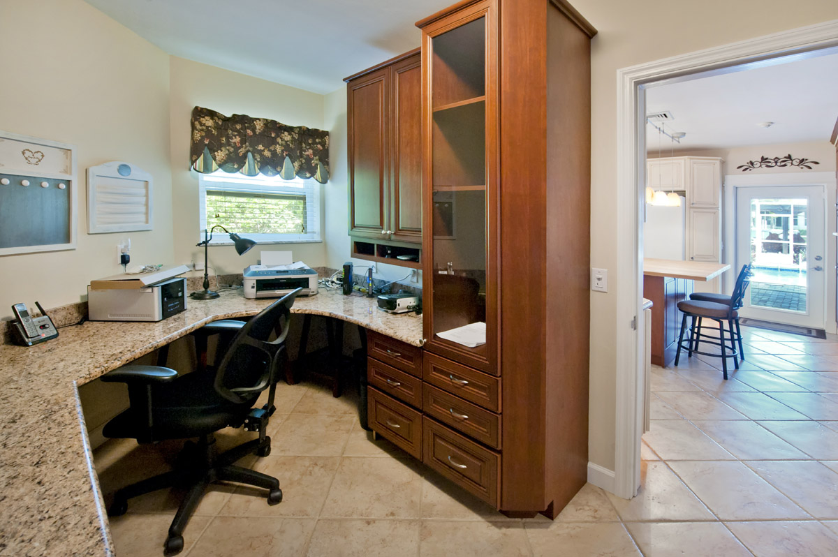 This nice Vero Beach rental also offer an office space with internet access 