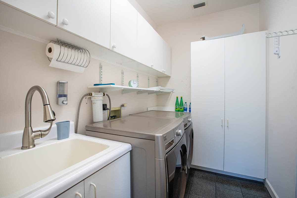 Laundry Room with Washer, Gas dryer, Sink & Extra Cabinets 