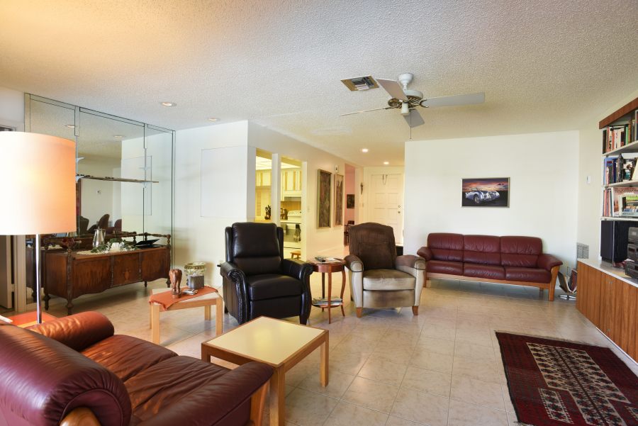 The spacious living room with view to the patio and pool. 